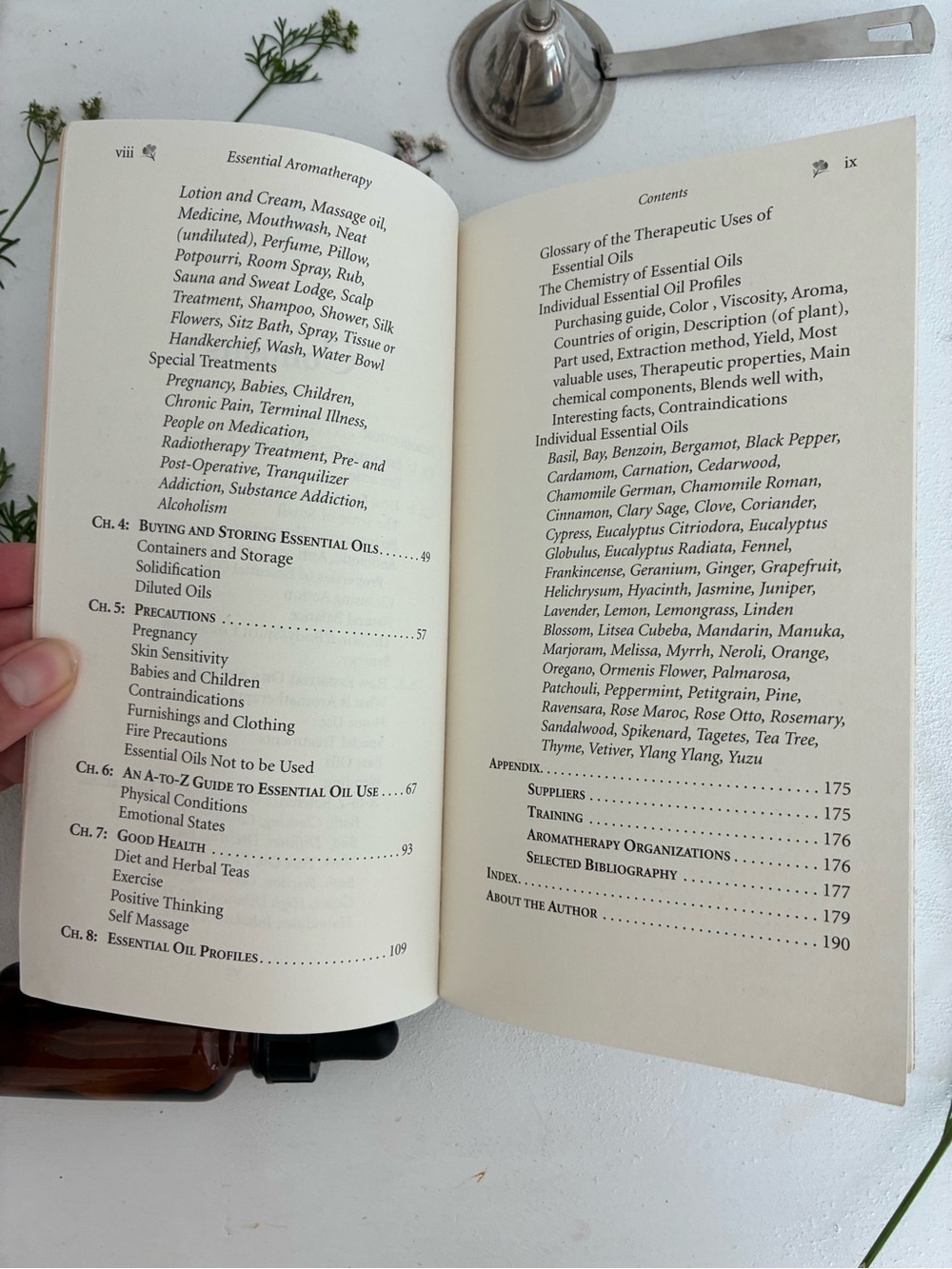 Essential Aromatherapy Pocket Guide — Cream Floral Cover - Picture 10 of 17